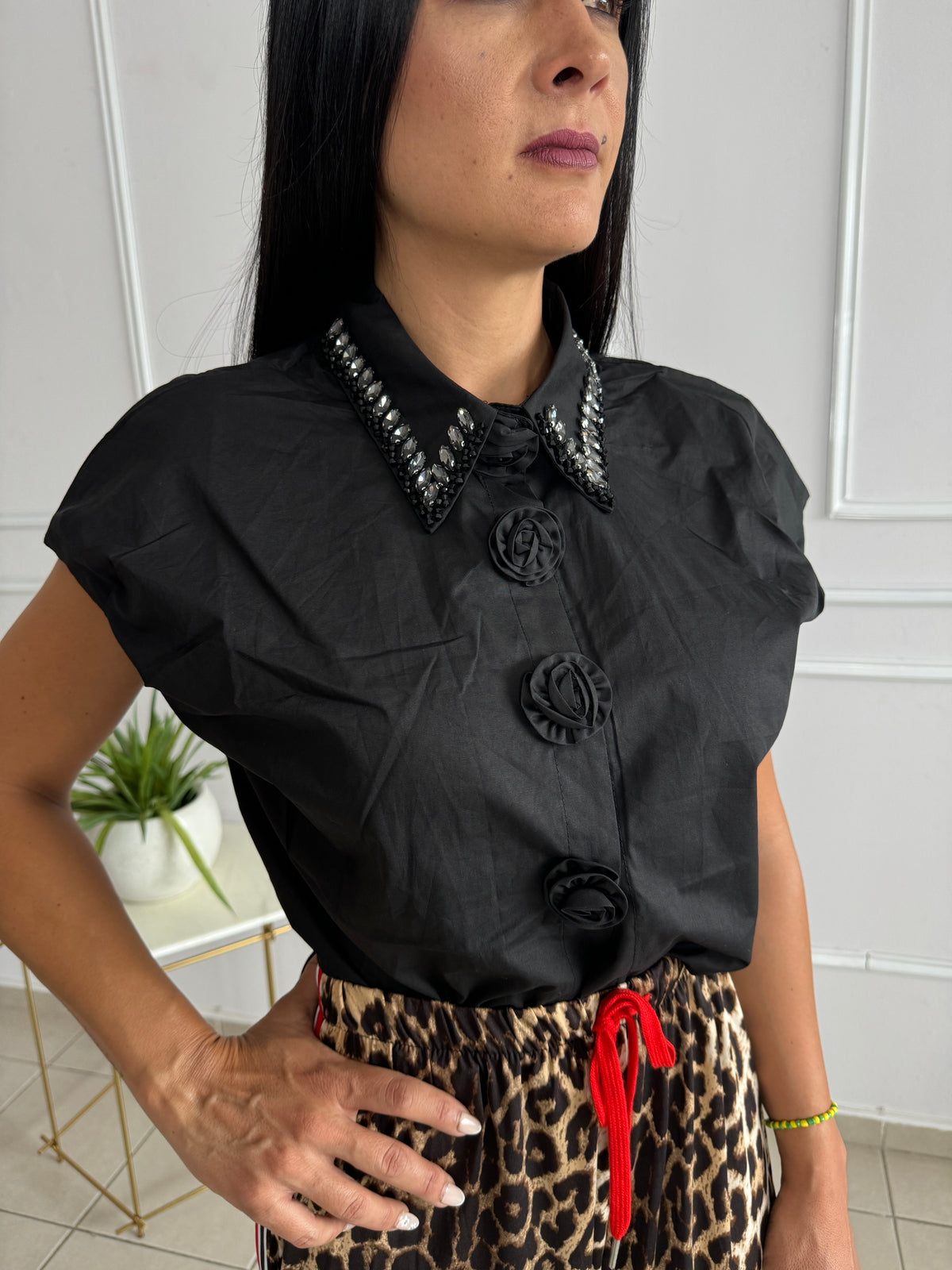 CAMISERA NEGRA BOTONES FLOR RESALTADA